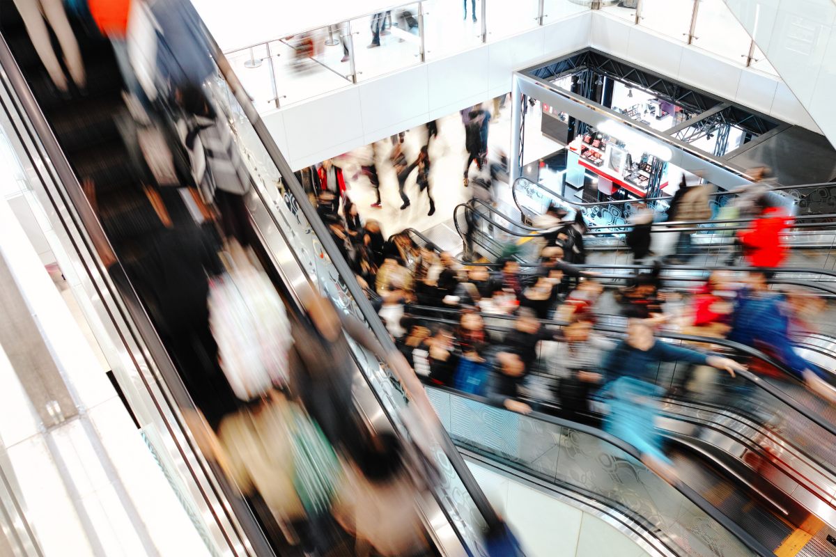 Folla di customer nel centro commerciale